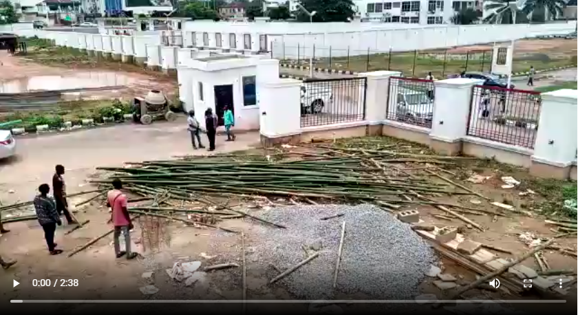 Exclusive video of Gbenro ,Naomi’s senior brother destroying the Estate of Ooni in Akure.