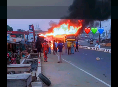 Danger Alert: Fire Outbreak At Bashorun Fillings Station In Ibadan.