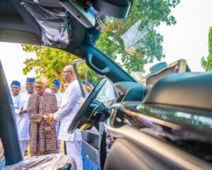 Makinde Presents Ex-Gov Olunloyo With Lexus Jeep