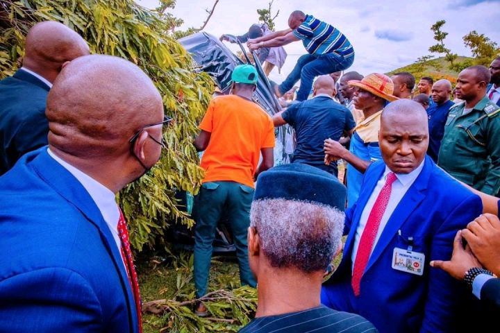 VP Osinbajo’s Convoy Rescues Accident Victims