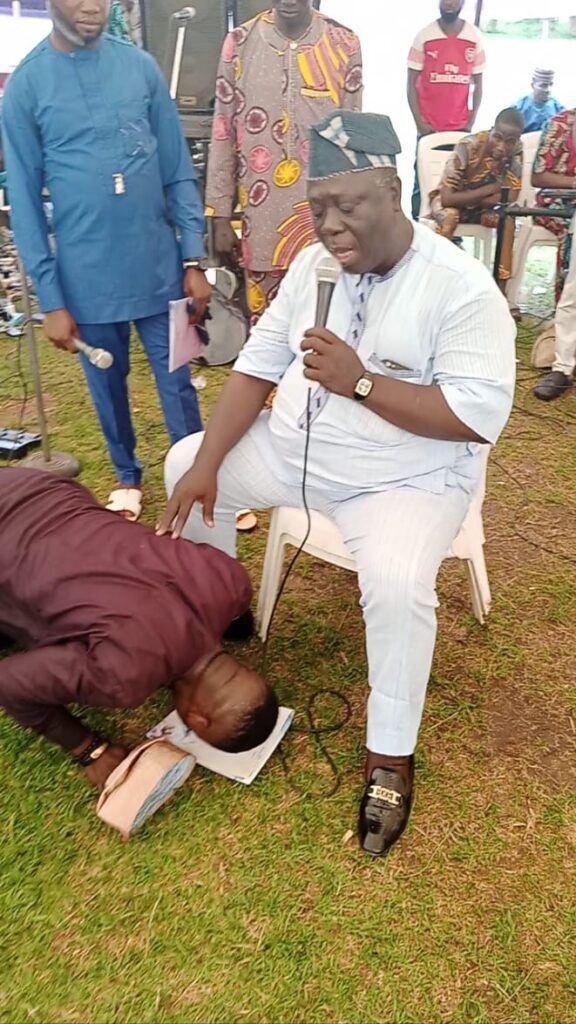 2023: Mc Swagger” in emotional tears, as the ICON Yoruba chatter Ajobiewe honored and praise him at a colourful event in Ibadan.