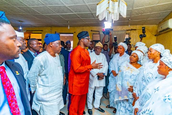 Makinde pays condolence visit to Aseyin’s family, promises state burial