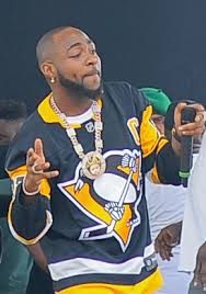 “Na now I know say people dey 30BG” – Davido says as he orders 30 more diamond-studded pendants