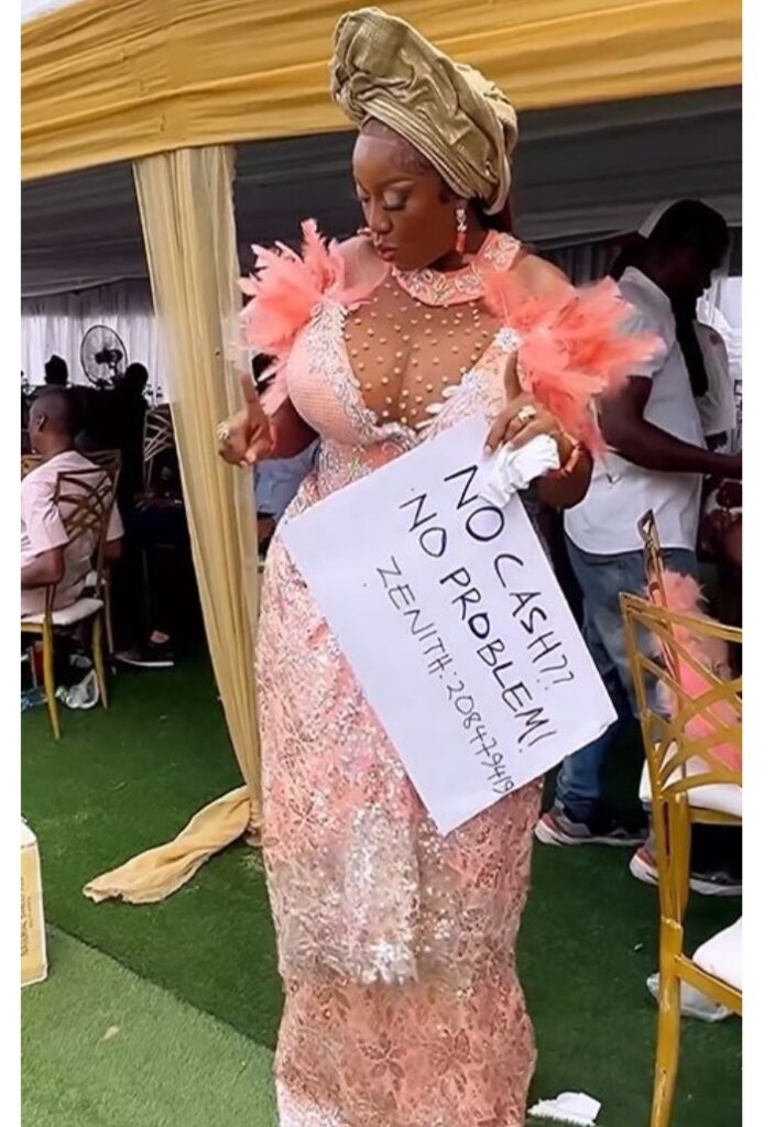 Entertainment:How Nigerian lady dances with account number in her hand during wedding, tells guests to make transfer