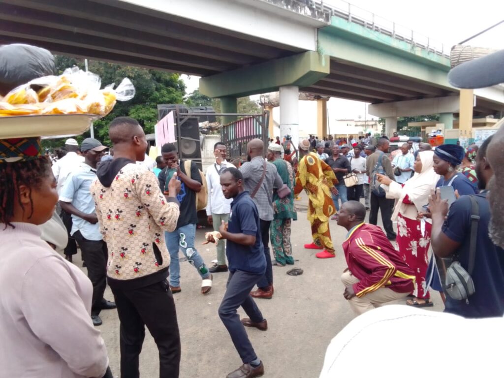 Oyo: Angry NLC members beat civil servant over non-compliance with directive