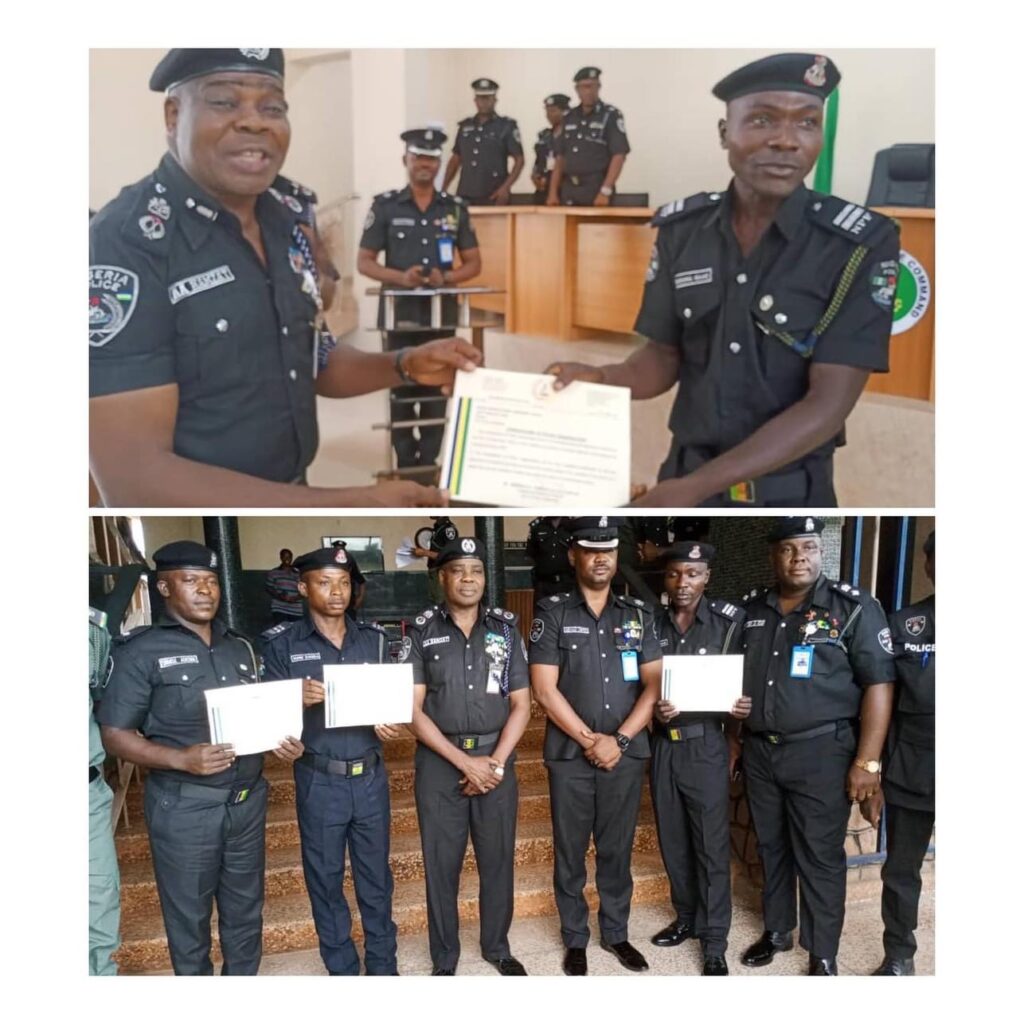 Oyo state: Police Honor’s policemen who assisted in fixing a Nigeria motorist tyre