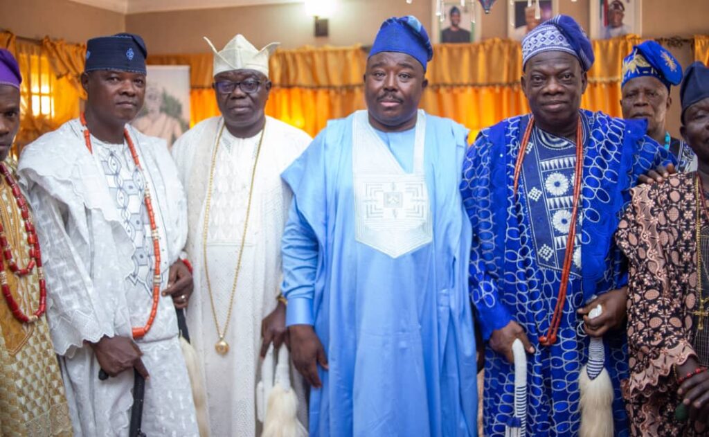 Senator Alli pays gratitude visit to traditional rulers, political leaders in Ibarapa