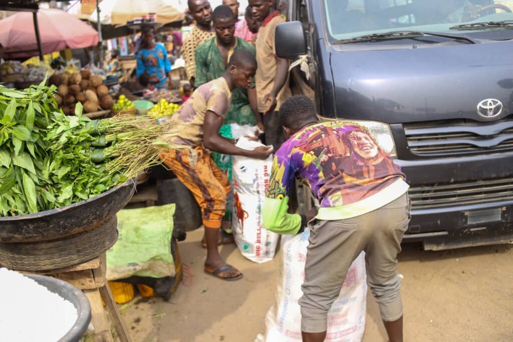 Senator Alli distributes grains to traders, alleviating economic hardship