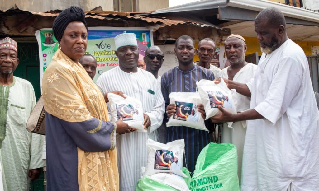 Senator Alli’s humanitarian efforts touch hearts in Sabo, Ibadan