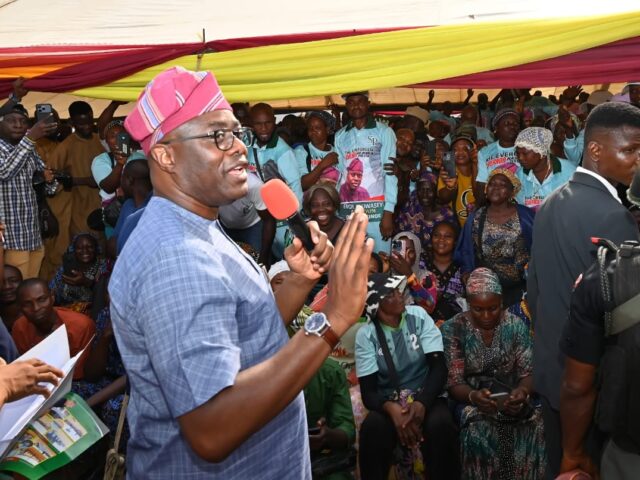 Makinde commissions motor park, 540 shops at Bodija Market