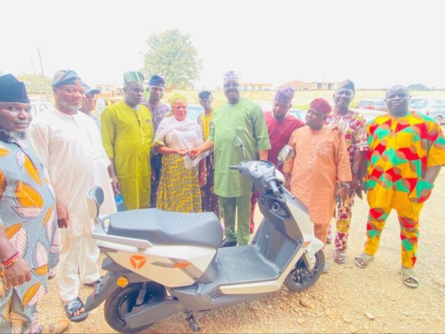Akinyele Council Boss, Hon Akinwole Akinleye Welcomes Accord Decampees, Gifts Electric Bike as They Pledge Total Support for 2027*